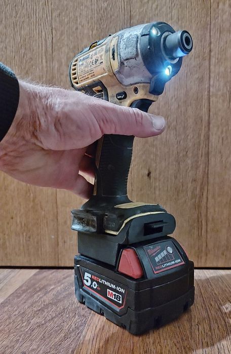 Adapter DeWalt XR 18 na baterie Milwaukee M18