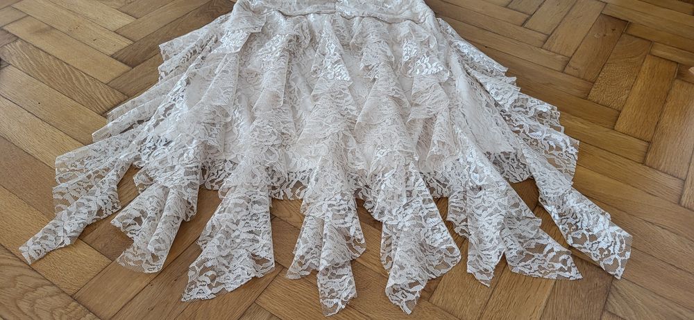 Sukienka Morgan&Co kremowa ecru bez ramion koronka frędzle ślub wesele