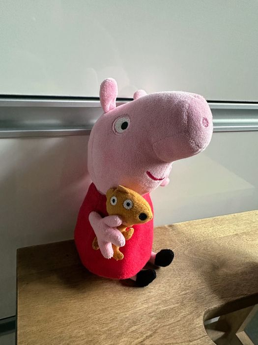 Świnka Peppa i brat George w masce maskotki