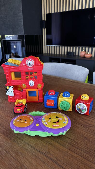 Zestaw zabawek Fisher Price kostki, bebenek, remiza strazacka