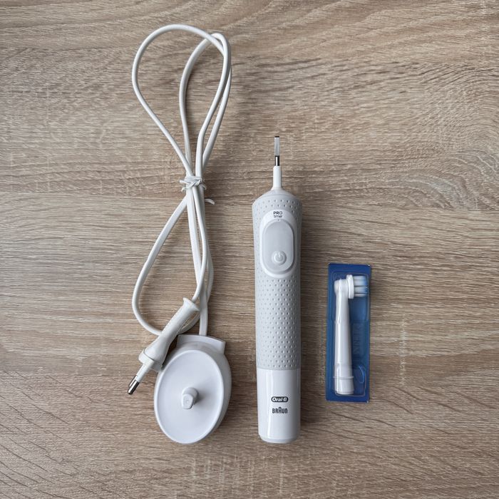 Елетрична зубна щітка Oral B D100 Vitality Pro Timer біла