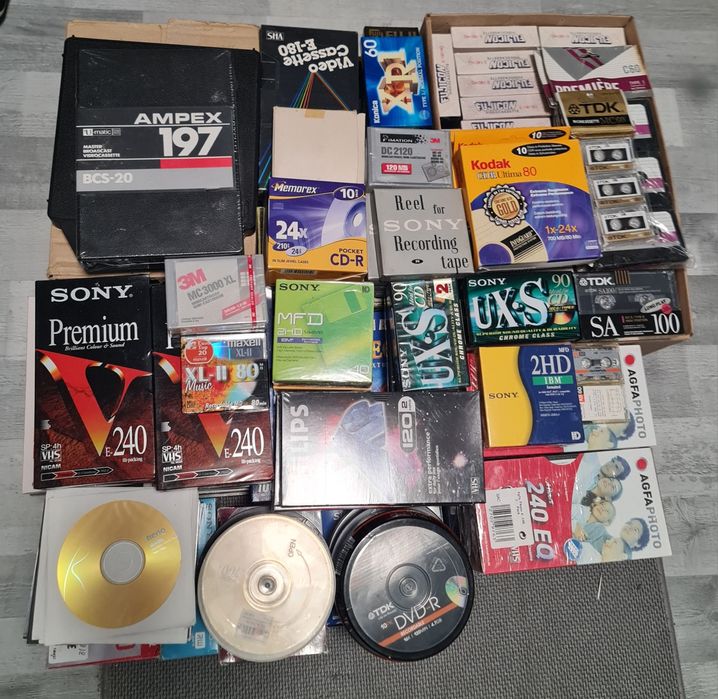 Nowe czyste płyty i kasety. Ogromne ilości vhs, dvd, cd, cc itp.