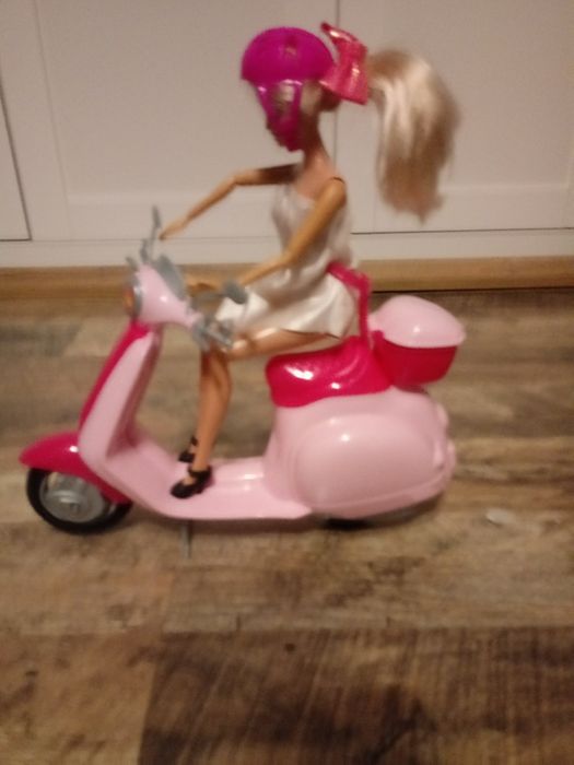 Zestaw. Lalka babie ze skuterem i kaskiem.