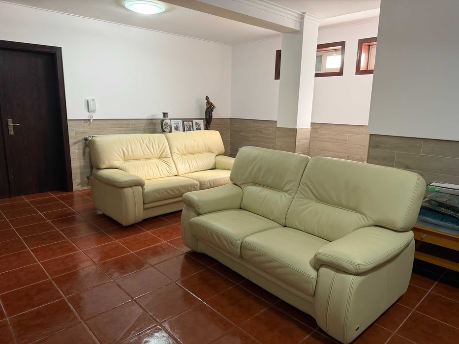 Sofás em pele. Muito confortáveis.