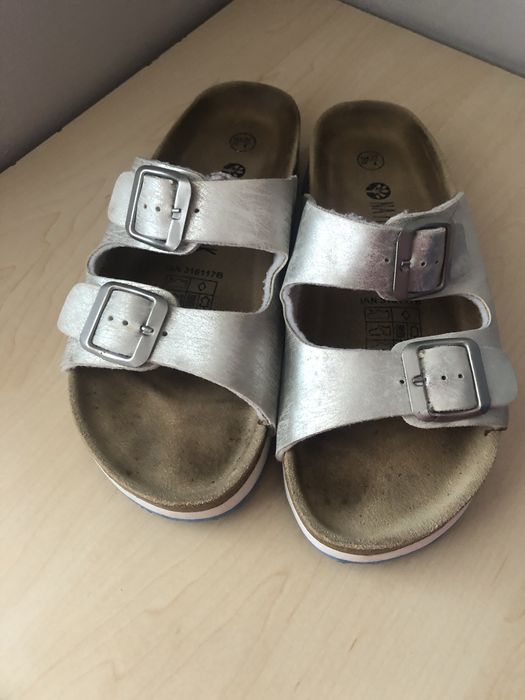 Klapki damskie na koturnie