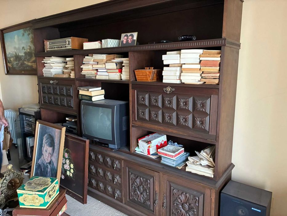 Móveis antigos em madeira maciça