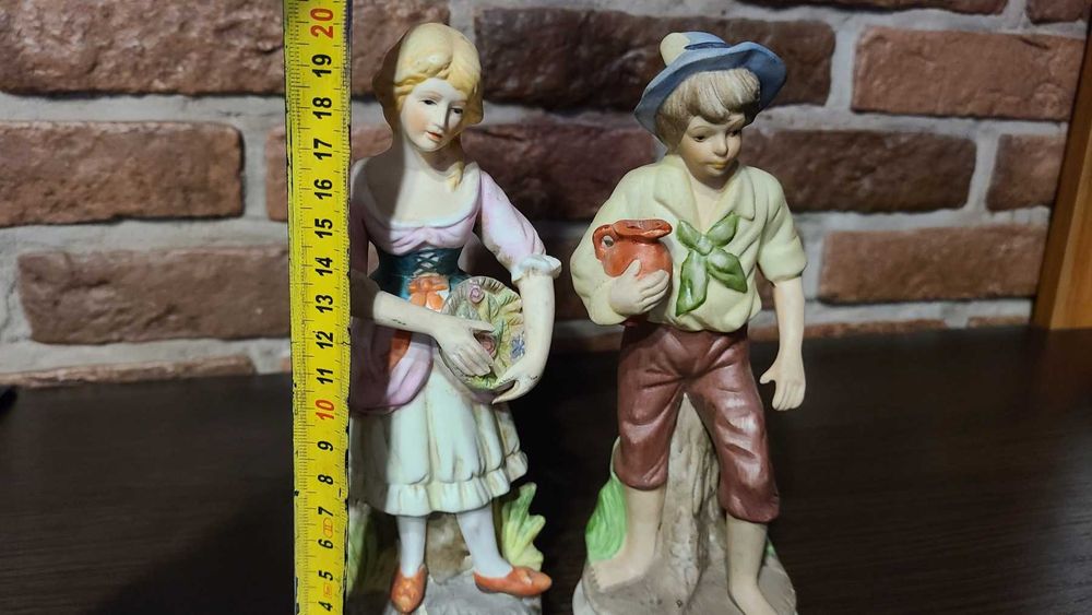 Пара порцелянових статуеток