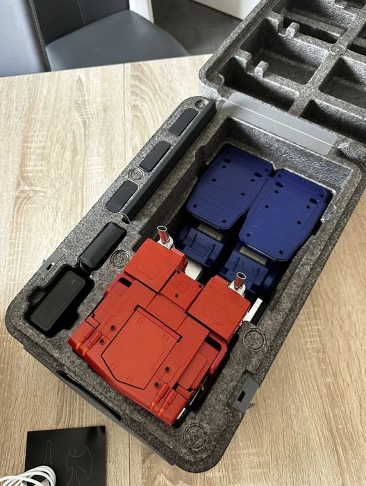 Transformers. Optimus Prime. Robosen. Flagship