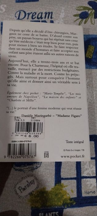 Une femme en blanc. Portes incluídos.