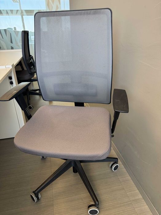 Ilha com 6 postos de trabalho da FAMO e 6 cadeiras também da FAMO