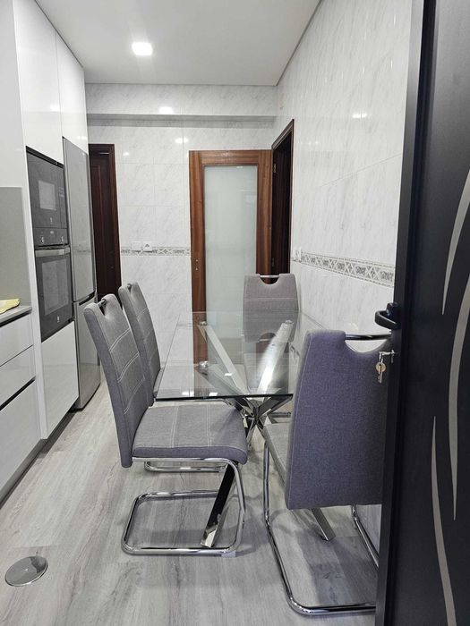 Conjunto de mesa e cadeiras