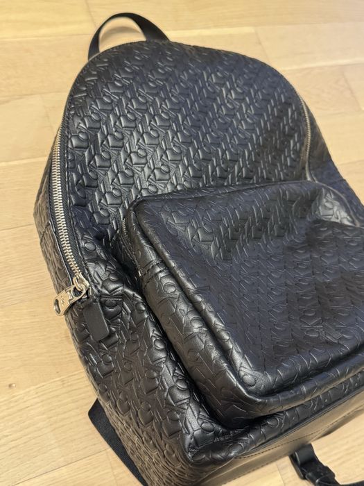 Рюкзак Calvin Klein Debossed Monogram Backpack (черный)