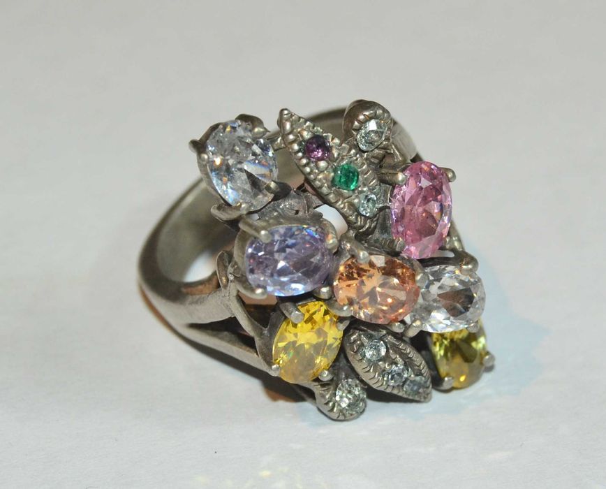 Lindo Anel com pedras semi preciosas.