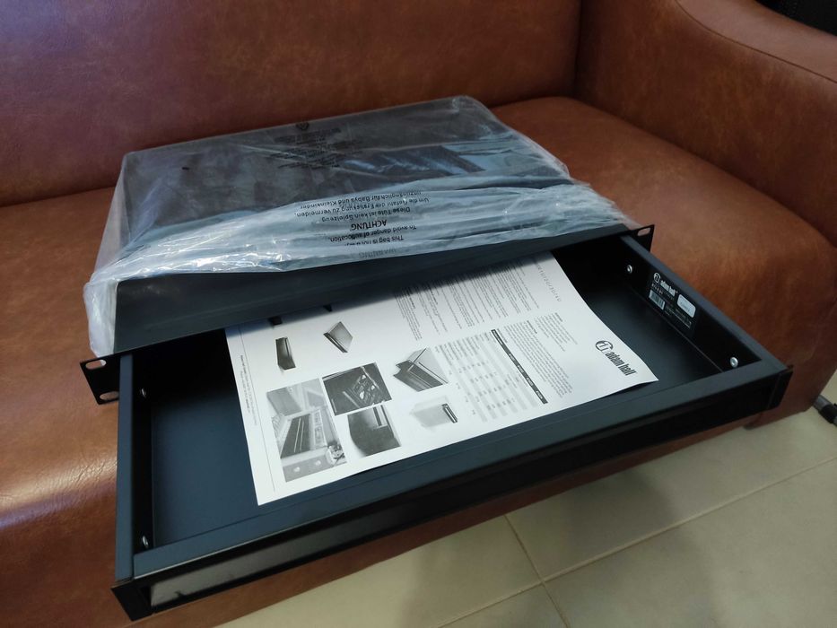 Gavetas rack 1U e 2U, painel 1U e parafusos