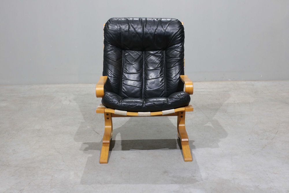 Poltrona Oddvin Rykken em faia e couro