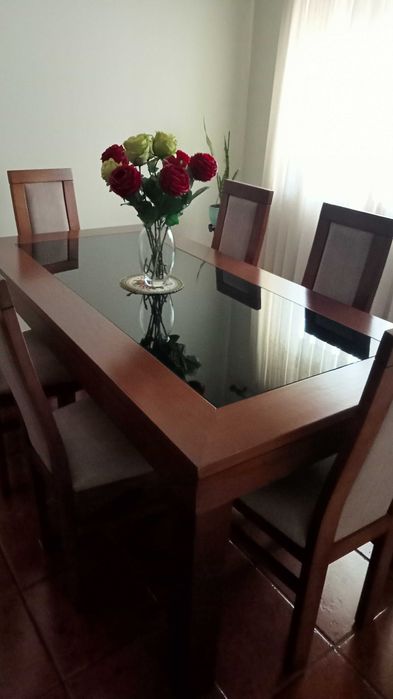 Mesa e cadeiras de sala