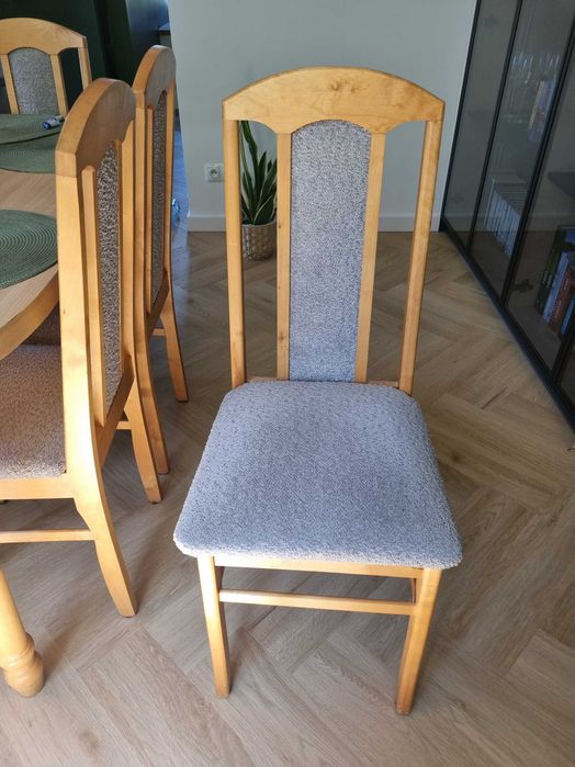 Rozkładany stół z jesionowymi krzesłami