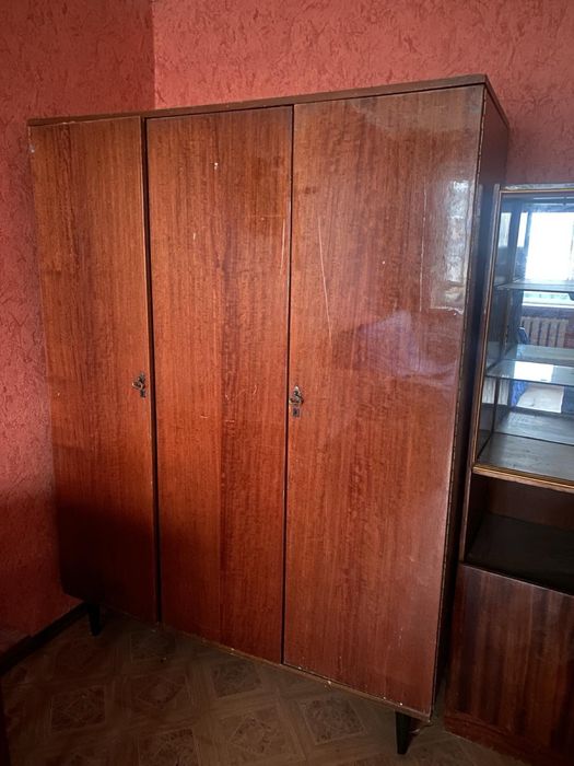 Шкаф платяной, гардероб, шифоньер.