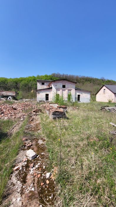 Продається комерційна ділянка з будівлями