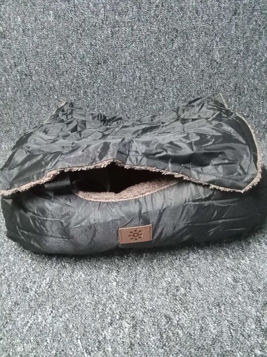 Fotelik samochodowy i legowisko dla psa 2 w 1 NrL64