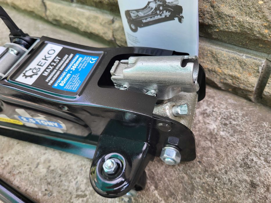 Низкопрофильный гидравлический домкрат 2.5т GEKO G02046-G02032- Keltin