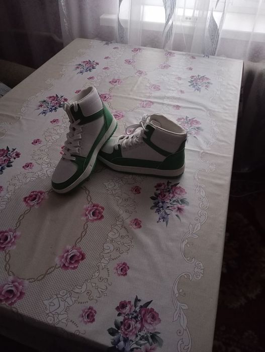 Кросівки  жіночі