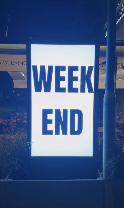 Ekran lcd zewnetrzny totem reklamowy potykacz multimedialny