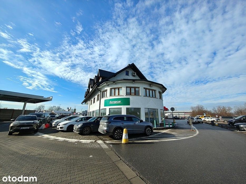 Pomieszczenia biurowe w budynku stacji paliw przy lotnisku Balice