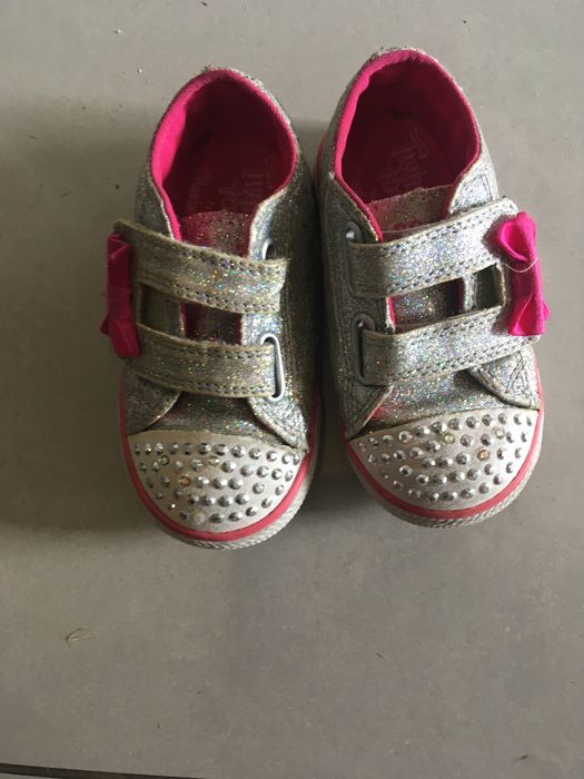 Tenisówki Skechers świecą