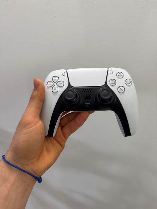 PS5 Slim Digital (1TB) + 2 Comandos - Como Nova