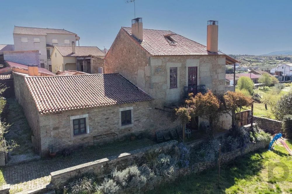Retiro Rural Licenciado com Negócio de Alojamento Local à Venda em Por