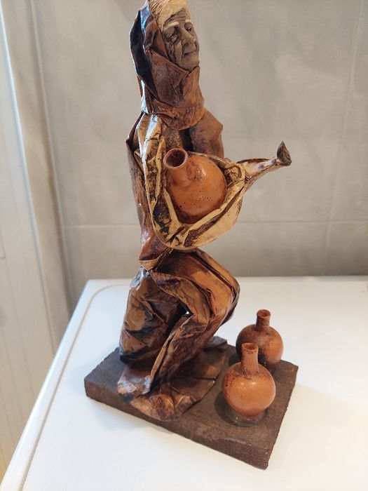 Figura de Mulher (aguadeira) em papel