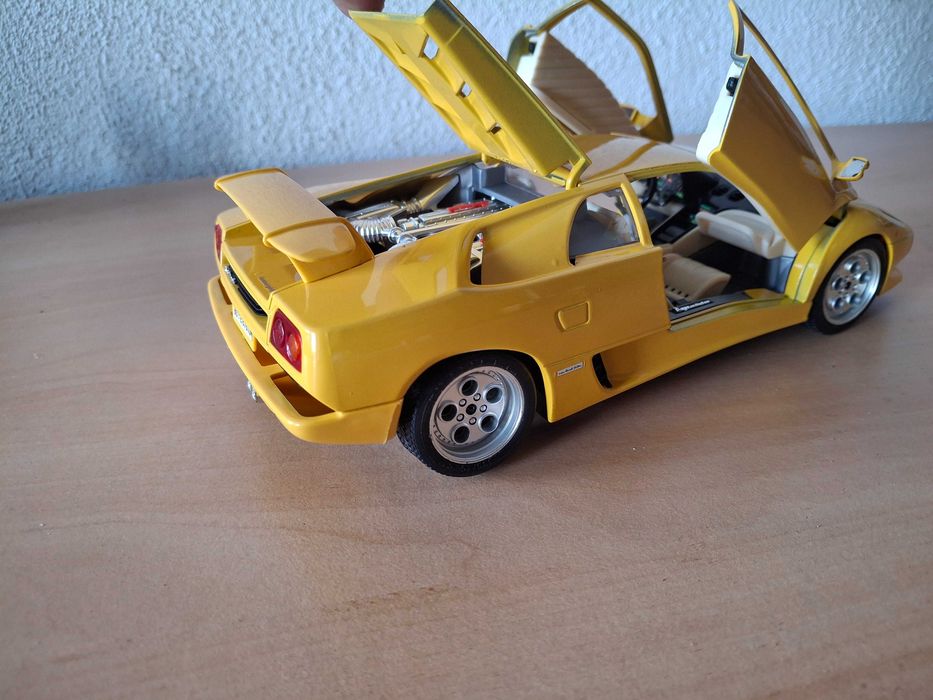 Lamborghini Diablo (1990) da Bburago na escala 1:18