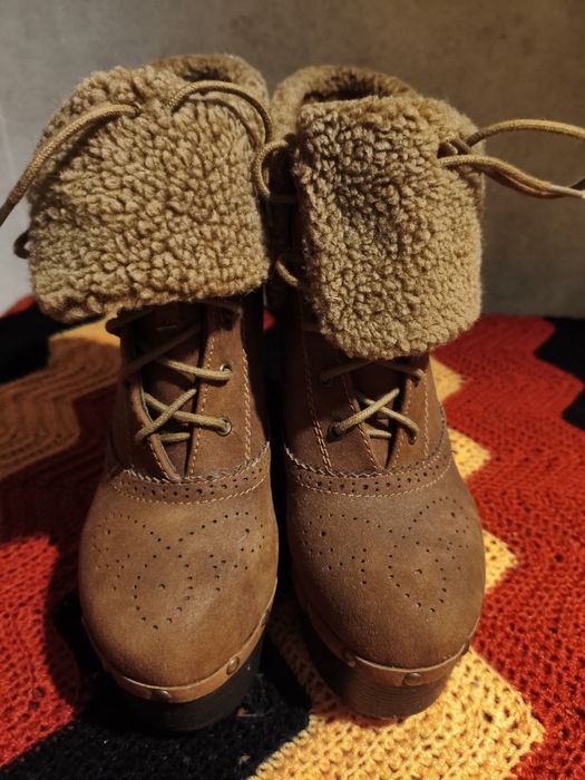 Botas com pêlo de volta