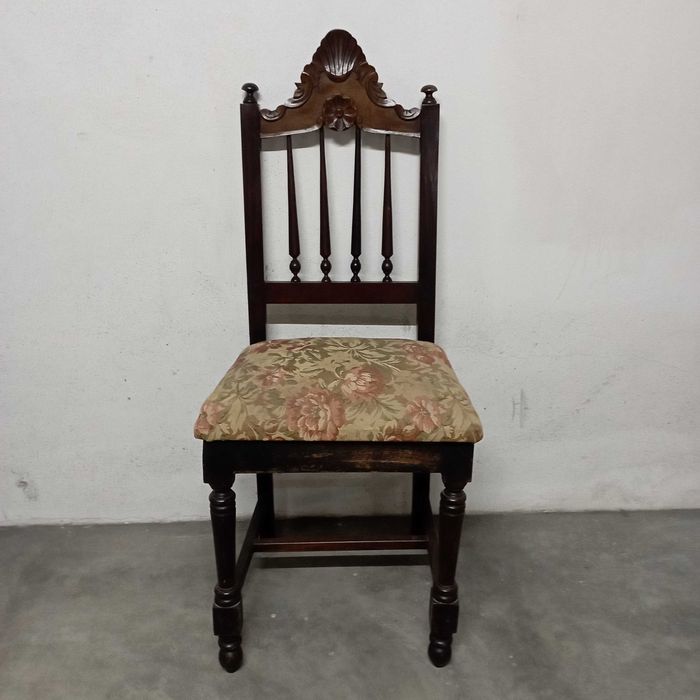 Cama de casal, plataforma, colchão e espelho