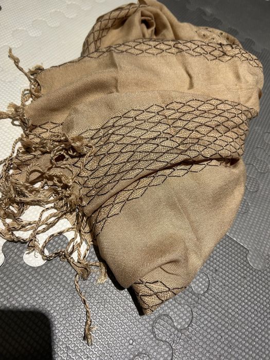 Duży oversize szalik kolor beżowy brązowy z frędzlami