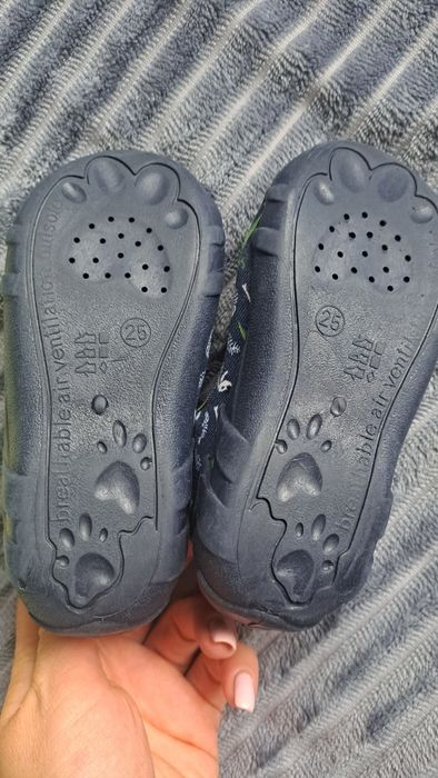 Zestaw  dla chłopca pantofle 25 bluzy , spodnie