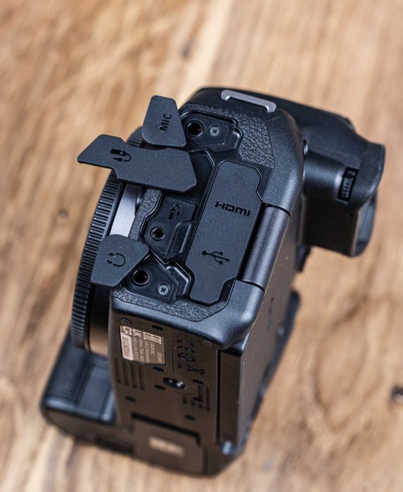 Canon EOS R7 – Stan jak nowy – < 1000 kliknięć – Pełny zestaw