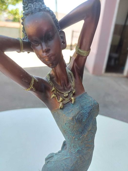 Estatueta muito elegante ,com figura feminina, estilo mulher africada - Peça rara