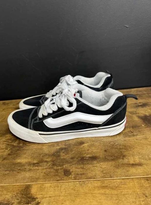 5F Czarno-białe trampki Vans Knu Skool unisex 38,5