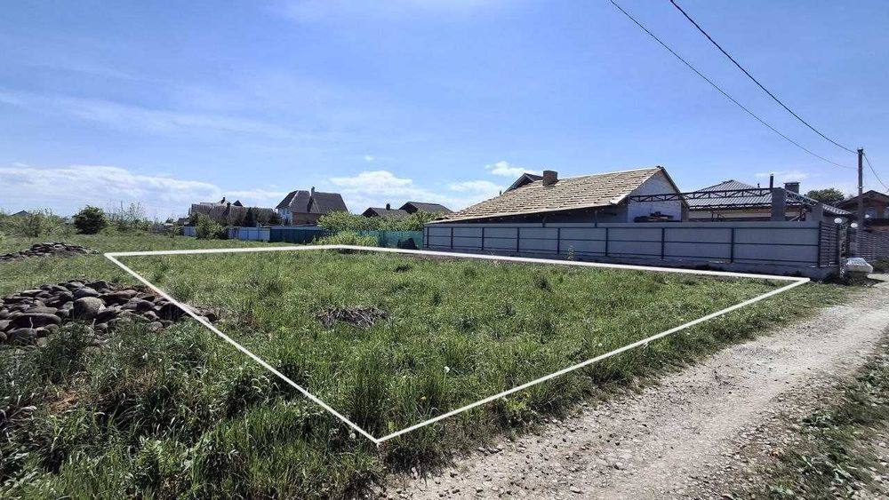 Продається земельна ділянка 10 соток під забудову в с. Хриплин, світло газ асфальт будинки