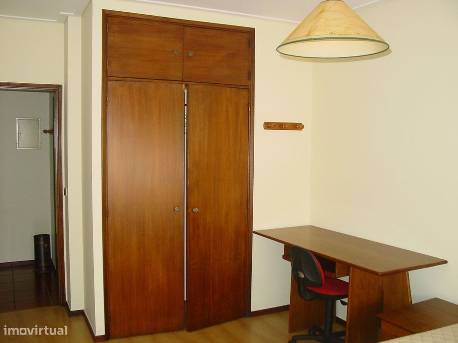 Arrenda-se T2 equipado e parcialmente mobilado na Rua do Brasil