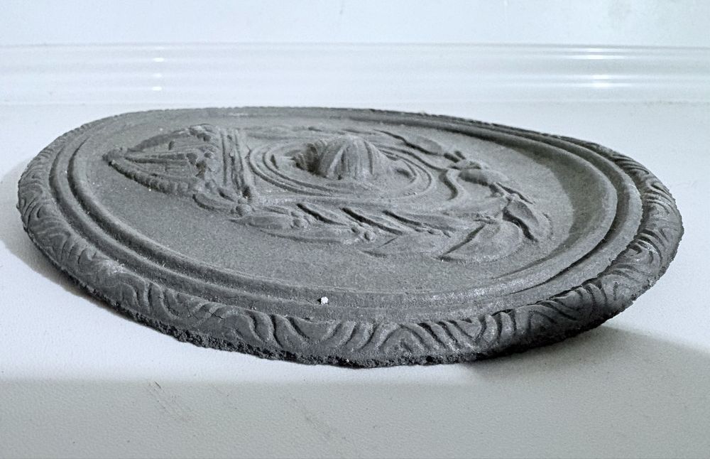 Antiga placa brasonada  com coroa em metal de fundição antimónio