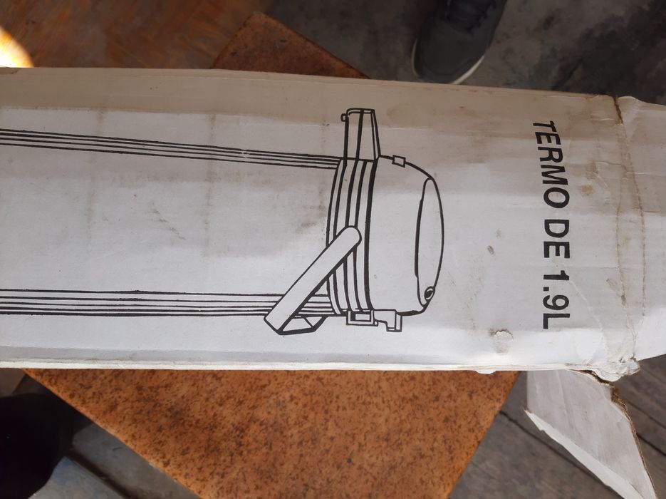 Термос,новый на 1,9литров,помповый