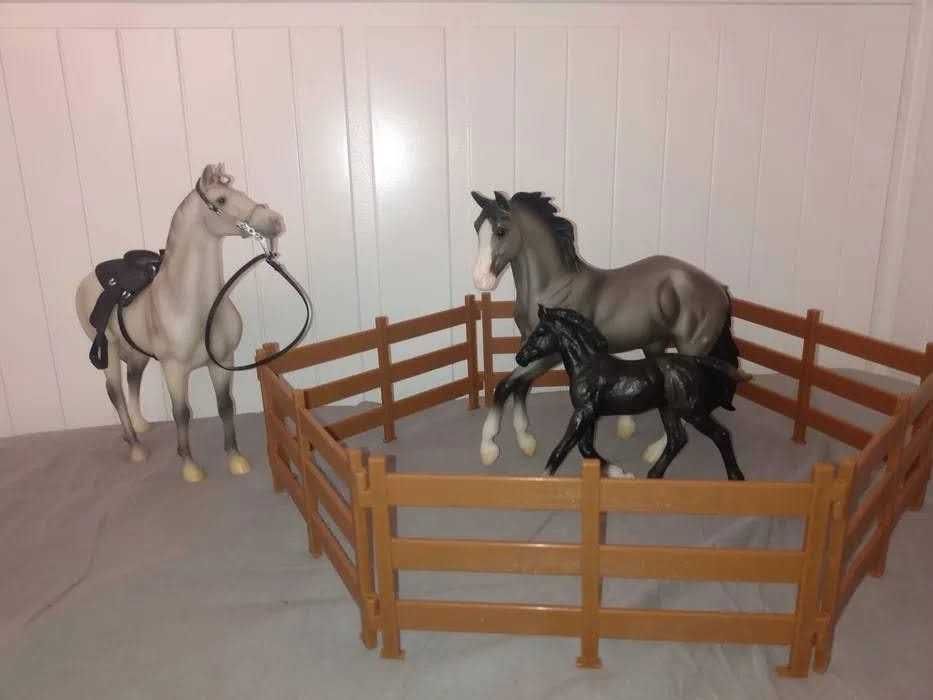 Koń  Breyera z zagrodą