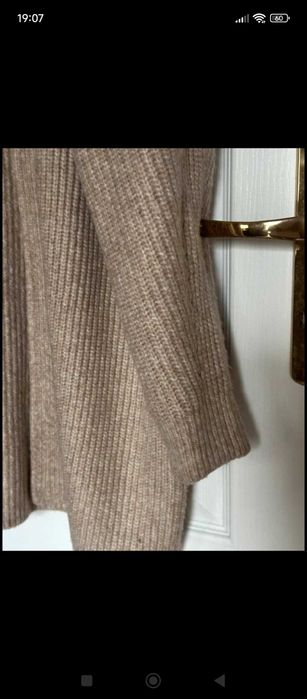 Długi beżowy sweterek