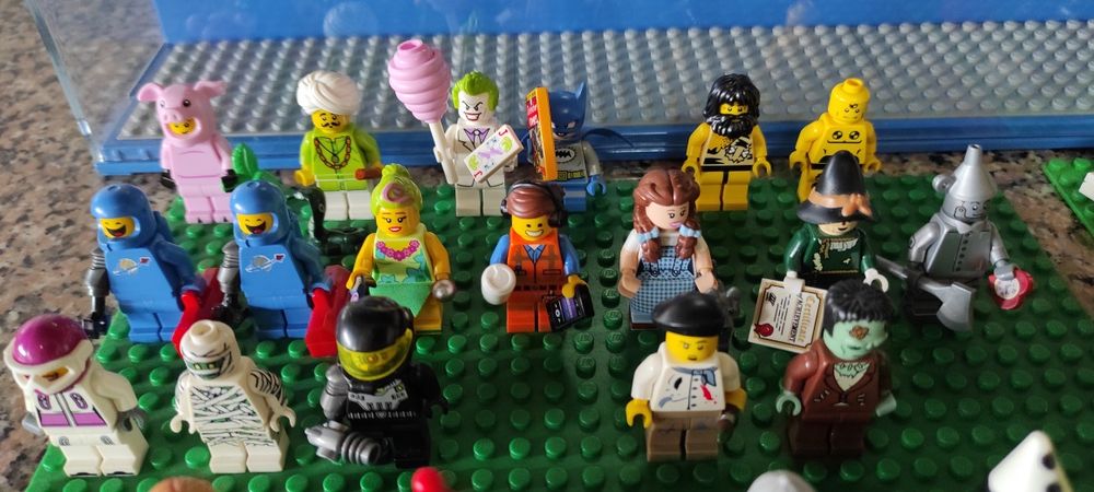 68 Minifiguras lego +  expositores.