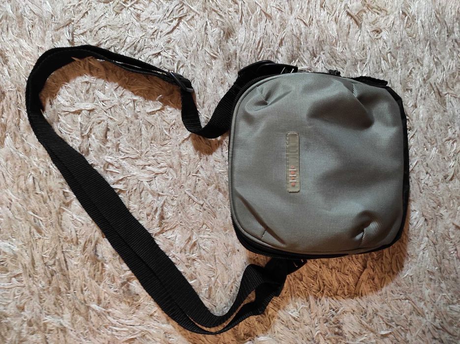 Bolsa cinza a tiracolo