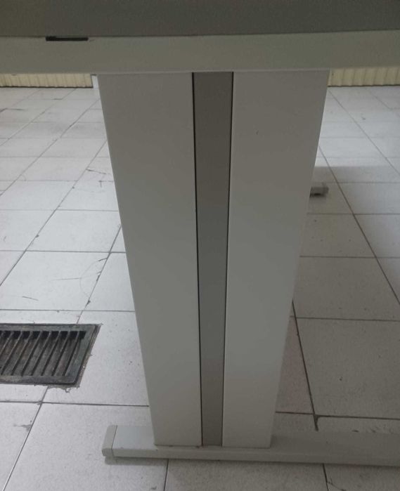 Mesa secretária.