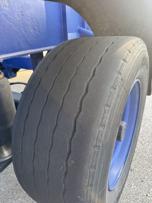 Semi reboque porta contentores 20”